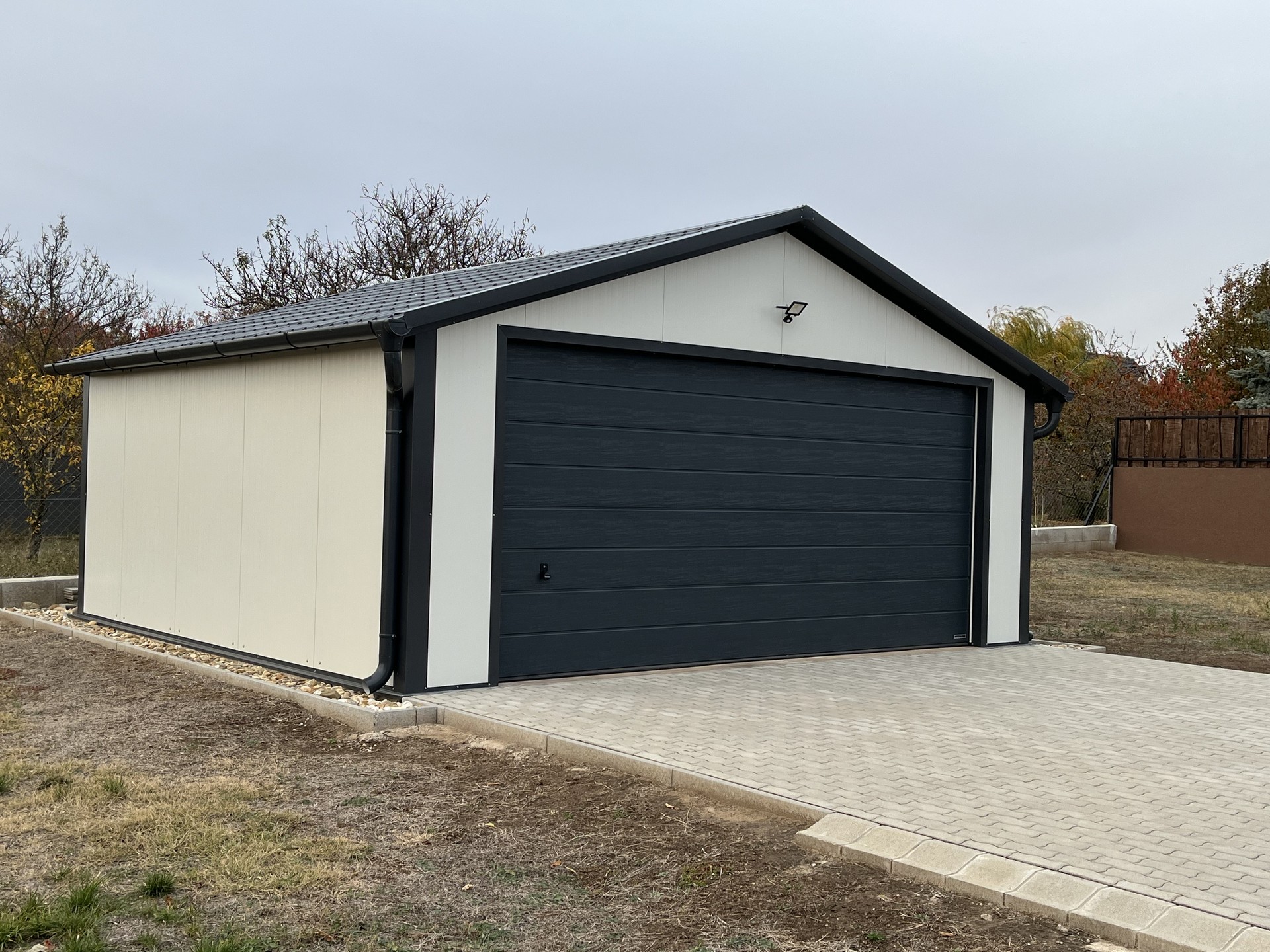 Szigetelt mobilgarázs szendvicspanelből nyeregtetős, Hörmann kapuval