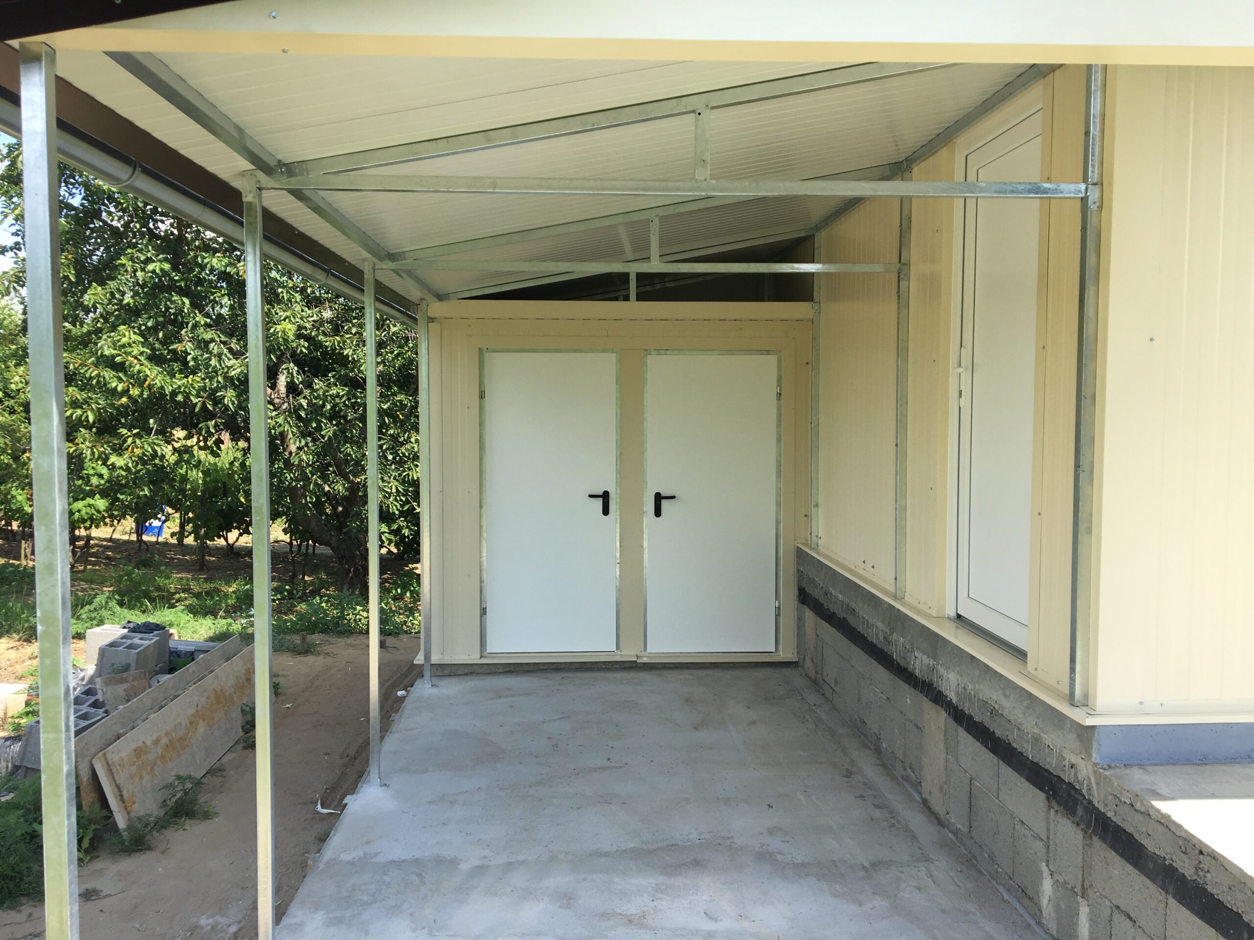 Szigetelt présház szendvicspanelből Monoron